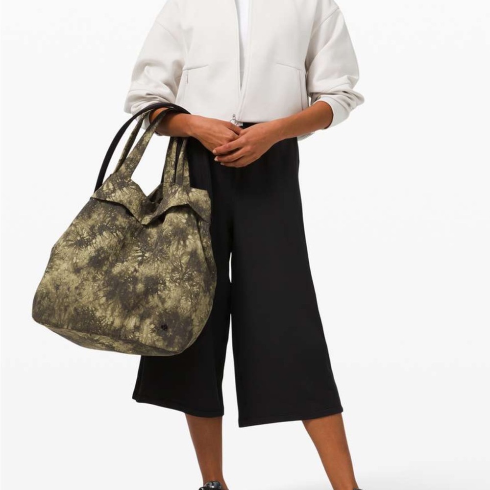 Lululemon On My Level Bag Ice Dye *Large 30L
Ink Vapor Tofino Sand Multi tote